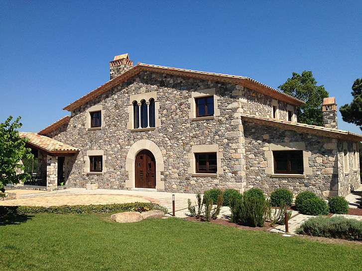 Masia rústica formada per 2 plantes amb una superfície de 400m2 a Vidreres