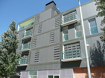 Edifici format per 36 habitatges, 3 locals i 32 places d'aparcament a Sant Adrià del Besòs