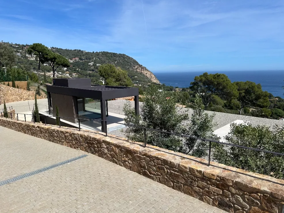 Projecte executiu d'instal·lacions integral en un habitatge unifamiliar i direcció d'obra. Programació domòtica de tots els equips dissenyats i prescrits en projecte