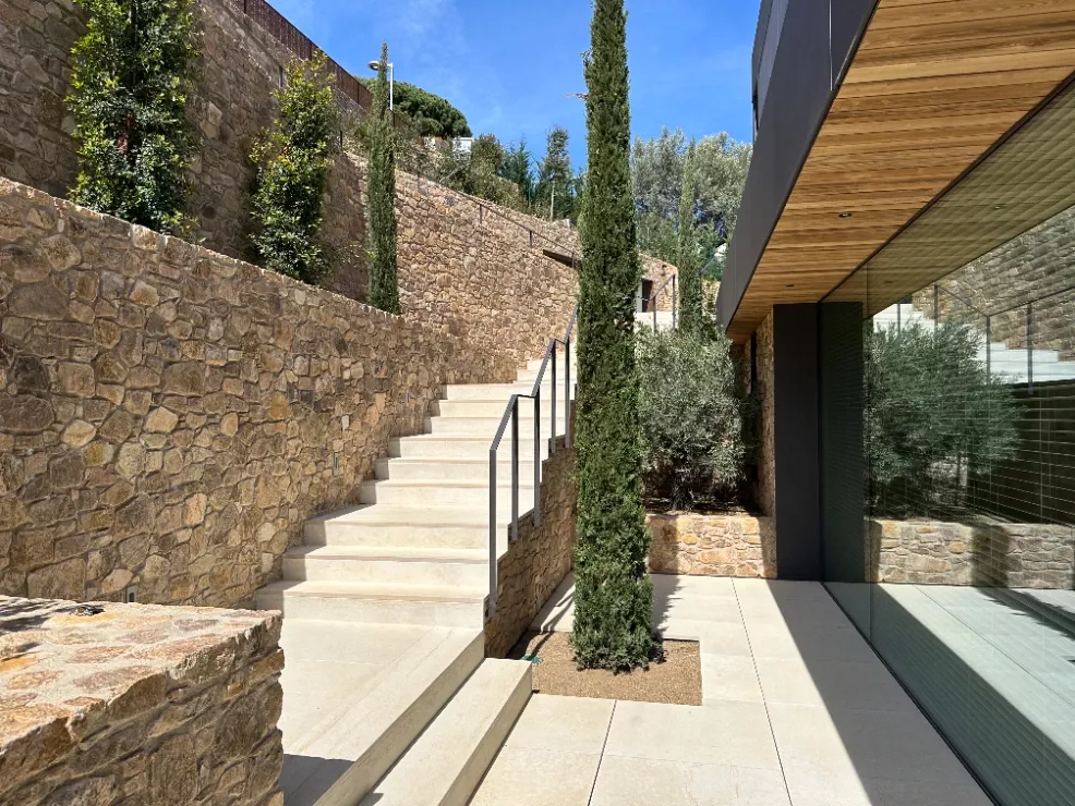 Projecte executiu d'instal·lacions integral en un habitatge unifamiliar i direcció d'obra. Programació domòtica de tots els equips dissenyats i prescrits en projecte